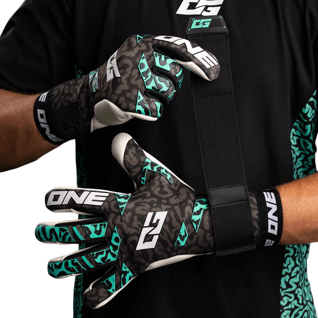 ONE OG1 Mentality Monster Hyla SL Glove - Image 3